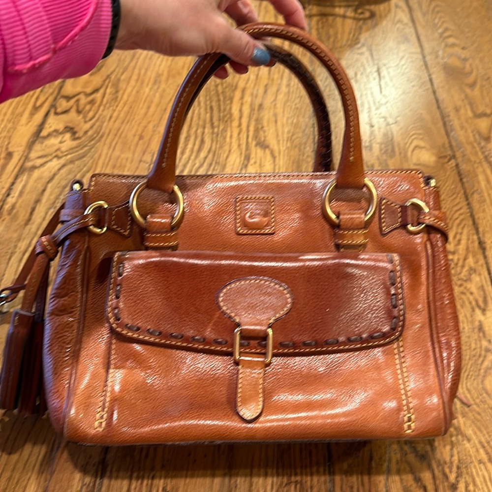 Vintage dooney & Bourne bag tag says “medium pocket satchel” in natural